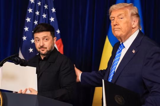 Tổng thống Mỹ Donald Trump (phải) và Tổng thống Ukraine Vladimir Zelensky.
