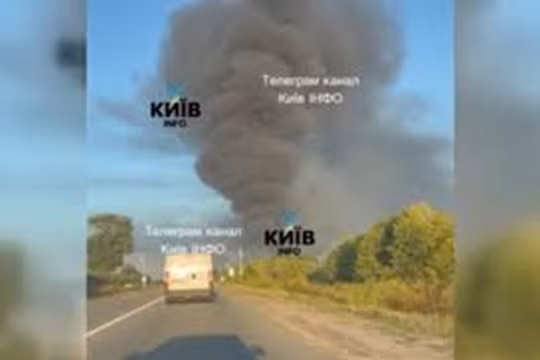 Khói đen bốc cao sau cuộc tấn công của Nga nhằm vào trung tâm hậu cần nằm ở làng Krasilovka, ngày 27/9/2026.