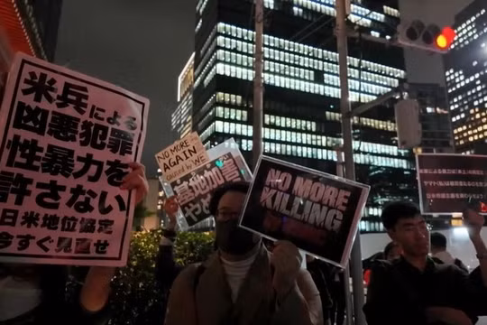 Người biểu tình tuần hành đến Đại sứ quán Mỹ ở Tokyo, yêu cầu Mỹ rút quân khỏi Nhật Bản.