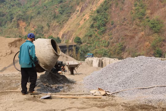 Người dân góp công làm đường nông thôn mới cùng chính quyền địa phương.