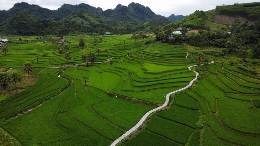 Ở độ cao hơn 1.200m, Bản Tèn, xã Văn Lăng, tỉnh Thái Nguyên từng là địa bàn đặc biệt khó khăn với “5 không”: không điện, không đường, không trường, không trạm và không nước sạch. 