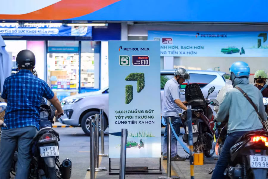 Bên cạnh mục tiêu giảm phát thải và thúc đẩy chuyển đổi xanh, câu hỏi được nhiều người tiêu dùng quan tâm nhất lúc này là: “Xe của tôi có phù hợp với xăng E10 hay không?”