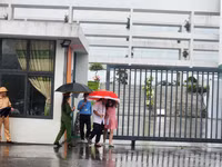 Các thí sinh rời phòng thi trong thời tiết có mưa.