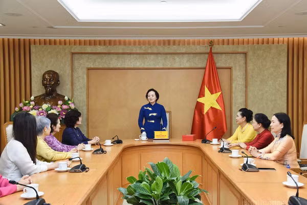 Phó Thủ tướng Phạm Thị Thanh Trà gặp mặt Hiệp hội Văn hóa Áo dài Việt Nam - Ảnh: VGP.