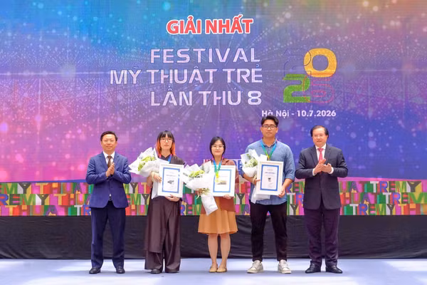 Phó Trưởng ban Tuyên giáo và Dân vận Trung ương Trần Thanh Lâm và Thứ trưởng Bộ VH,TT&DL Tạ Quang Đông trao giải Nhất cho các tác giả đoạt giải - Ảnh: Bộ VHTTDL.