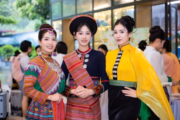 HLV Linh Giang, học trò và MC Thanh Mai.