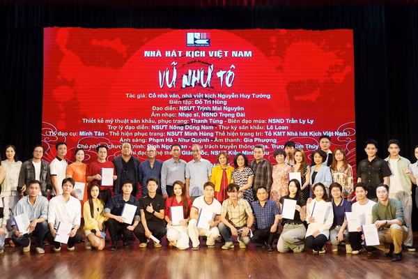 Lãnh đạo Nhà hát Kịch Việt Nam trao kịch bản cho các diễn viên tham gia vở diễn.