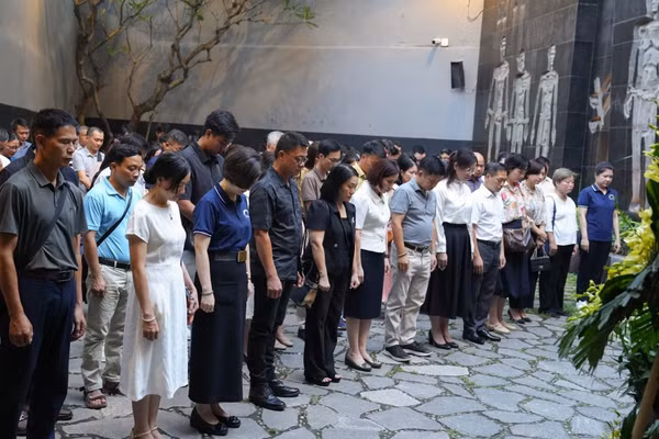 Lễ dâng hương tri ân các anh hùng liệt sĩ, chiến sĩ yêu nước đã hi sinh tại nhà tù Hỏa Lò.