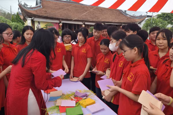 Học sinh trải nghiệm sách học tại triển lãm.