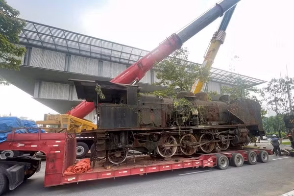 Hiện vật đầu máy xe lửa hơi nước 141-179 được đưa về trưng bày tại Bảo tàng Hà Nội.