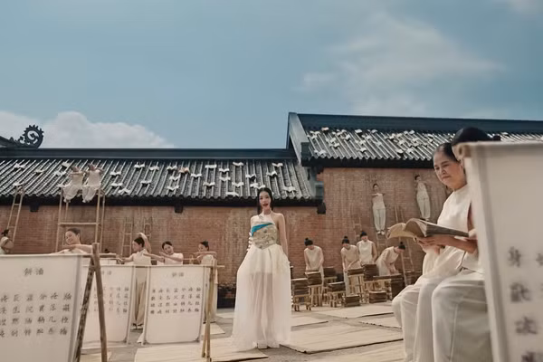 Hình ảnh gây tranh cãi trong MV "Lá ngọc cành vàng" của Kiều Anh.