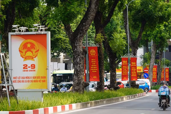Hệ thống cờ, pano, băng rôn tuyên truyền được trang trí đồng bộ, tạo diện mạo rực rỡ cho Thủ đô - Ảnh: Sở VH-TT&DL HN.