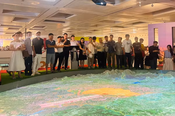 Công chúng trải nghiệm không gian trưng bày trực quan, với mô hình sa bàn quy hoạch tổng thể cùng công nghệ trình chiếu mapping 3D sinh động.
