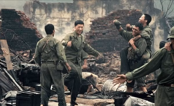 Cảnh trong phim "Mưa đỏ". 