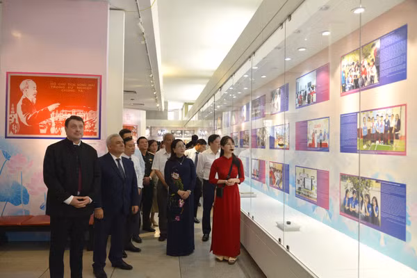 Các đại biểu tham quan triển lãm - Ảnh: BTHCM.
