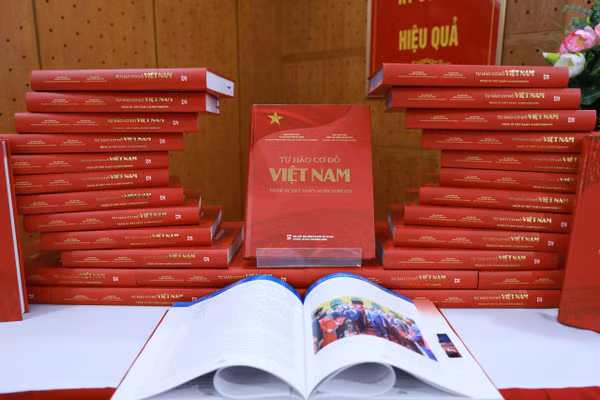 Cuốn sách có dung lượng gần 600 trang khổ lớn, được trình bày trang trọng, xuất bản song ngữ Việt - Anh.
