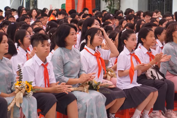 Cô và trò Trường TH&THCS Chu Văn An trong ngày khai giảng năm học mới.