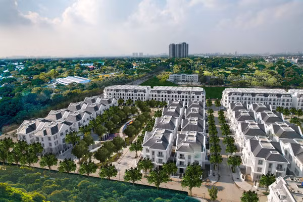 Cư dân vừa có thể mua sắm, tham gia các hoạt động giải trí, trong khi vẫn được thư giãn dưới bầu không khí trong lành, cảnh quan chuẩn mực, tầm nhìn xanh bốn bề bao quanh tại Eurowindow Twin Parks.