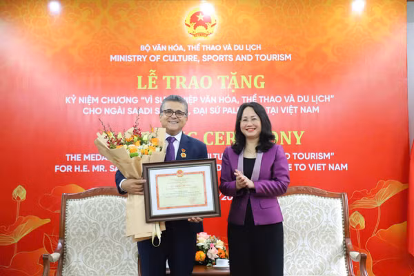 Bộ trưởng Lâm Thị Phương Thanh trao Kỷ niệm chương cho Đại sứ Saadi Salama - Ảnh: Bộ VH,TT&DL.