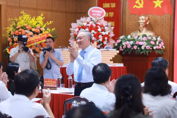 GS. TS Nguyễn Hòa Bình, nguyên Phó Thủ tướng Thường trực Chính phủ cùng các đại biểu tham dự lễ ra mắt cuốn sách.