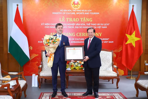 Thứ trưởng Tạ Quang Đông trao Kỷ niệm chương “Vì sự nghiệp Văn hóa, Thể thao và Du lịch” cho Ngài Baloghdi Tibor - Ảnh: Bộ VH,TT&DL.