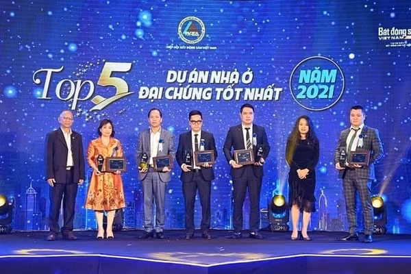 Bà Nguyễn Thanh Mai, Đại diện Công ty cổ phần Eurowindow Holding – Đơn vị phát triển dự án Eurowindow River Park nhận cúp và chứng nhận Top 5 Dự án Nhà ở đại chúng tốt nhất năm 2021.