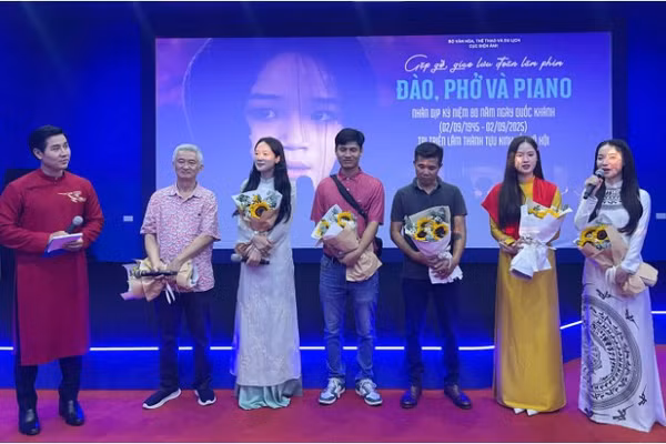 Đoàn làm phim "Đào, Phở và Piano" giao lưu với khán giả ngày 28/8 - Ảnh Cục Điện ảnh.