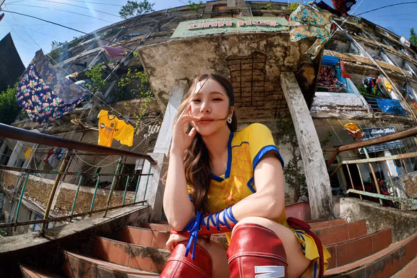 Hương Tràm trong MV "Gái Nghệ".