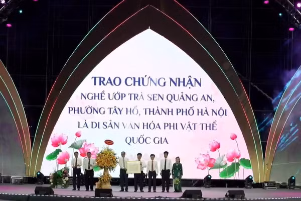 Trao chứng nhận Nghề ướp trà sen Quảng An là Di sản Văn hóa phi vật thể quốc gia - Ảnh: BTC.