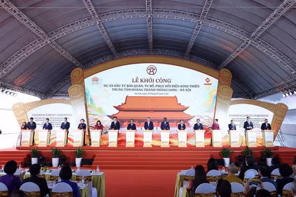 Tổng Bí thư, Chủ tịch nước Tô Lâm và các đại biểu thực hiện nghi thức khởi công Dự án đầu tư Bảo quản, tu bổ, phục hồi Điện Kính Thiên. Ảnh: Thống Nhất – TTXVN.