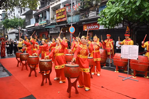 Nghi thức đánh trống khai hội - Ảnh: TITC.