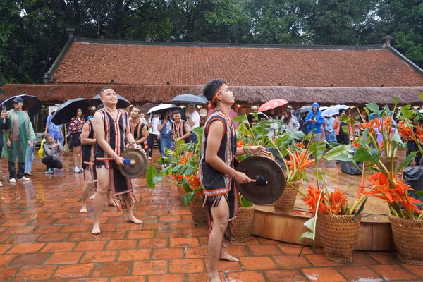 Phần trình diễn của các nghệ sĩ đến từ Tây Nguyên.