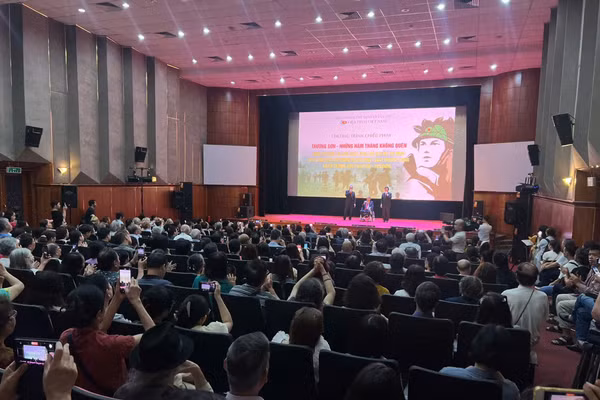 Đông đảo khán giả tại Hà Nội tham gia chương trình chiếu phim chuyên đề “Trường Sơn - Những năm tháng không quên” - Ảnh: VPVN.