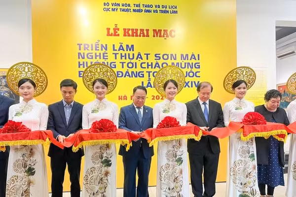 Các đại biểu cắt băng khai mạc triển lãm - Ảnh: Bộ VHTT&DL.