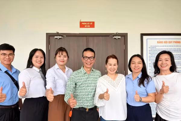 Nhạc sĩ Giáng Son, Nguyễn Vĩnh Tiến cùng các luật sư và cộng sự quyết theo đuổi vụ kiện đến cùng - Ảnh: NVCC.