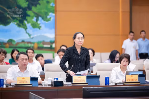 Bộ trưởng Bộ VH,TT&DL Lâm Thị Phương Thanh trình bày Tờ trình tóm tắt dự án Luật Phát triển công nghiệp văn hóa - Ảnh: Quốc Hội.
