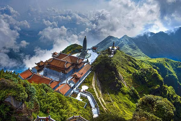 Trên đỉnh Fansipan - Ảnh: ITN.