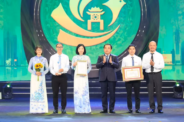 Trao giải đặc biệt cho nhóm tác giả thuộc Cơ quan Báo và Phát thanh - Truyền hình Hà Nội.