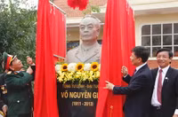 Khánh thành tượng đài Đại tướng tại Trường THPT chuyên Võ Nguyên Giáp Quảng Bình ảnh 3