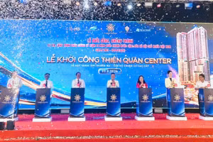 Đại biểu thực hiện nghi thức khởi công dự án Tổ hợp trung tâm thương mại - Căn hộ chung cư cao cấp Thiên Quân Center hôm 2/9.