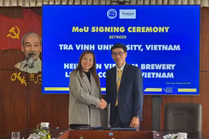 PGS.TS Diệp Thanh Tùng, Phó Giám đốc Đại học Trà Vinh và bà Phạm Thị Trúc Thanh, Giám đốc Phát triển bền vững HEINEKEN Việt Nam tại lễ ký kết.