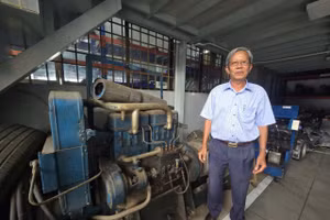 TS Hồ Hữu Chấn, nguyên Trưởng khoa Cơ khí Động lực, Trường ĐH CNKT Vĩnh Long bên chiếc máy phát điện có từ trước năm 1975.
