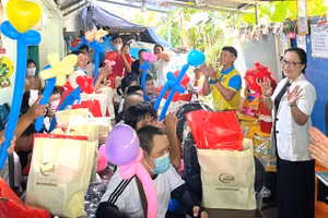 Thứ trưởng Nguyễn Thị Quyên Thanh tặng nhiều phần quà cho các em học sinh ở lớp học tình thương nhân dịp năm học mới.