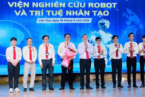Chủ tịch UBND TP Cần Thơ, ông Trương Cảnh Tuyên (giữa) chúc mừng lễ ra mắt Viện Nghiên cứu Robot và Trí tuệ nhân tạo DNC.