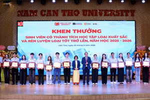 Trường ĐH Nam Cần Thơ khen thưởng SV có thành tích học tập xuất sắc năm học 2025 - 2026. Ảnh: Anh Trung.