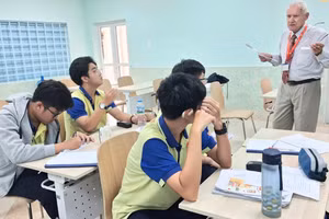 Giáo viên nước ngoài dạy tiếng Anh cho học sinh tại DNC School.
