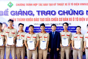 Sinh viên Vĩnh Long hoàn thành khóa đào tạo kỹ thuật ô tô điện VinFast