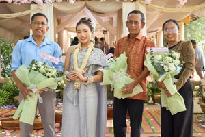 Ca sĩ Phương Mỹ Chi và Achar Sơn Tịch (người thứ 3 từ trái sang); Ths Thạch Thị Út Linh và Ths Kim Chanh Thon.