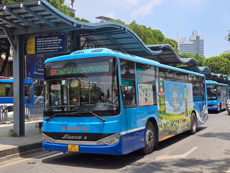 Lộ trình đến năm 2030, Thành phố sẽ chuyển đổi toàn bộ hệ thống xe buýt sang xe buýt điện. Đồng thời, sẽ tăng cường mạng lưới xe buýt quy mô trung bình (8-12-16 chỗ) để phủ rộng hơn trong khu vực vành đai 1. a7.jpg