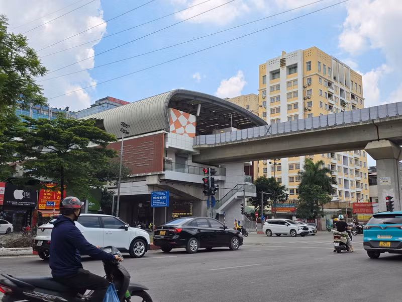 Từ tháng 7/2026, xe máy chạy xăng sẽ không còn được phép lưu thông trong khu vực Vành đai 1 của Hà Nội theo lộ trình Thủ tướng Chính phủ đã đề ra. Đây là một bước đi quyết liệt, hướng tới mục tiêu cải thiện đáng kể chất lượng không khí, giảm thiểu ùn tắc giao thông và thúc đẩy mạnh mẽ quá trình chuyển đổi xanh trong lĩnh vực vận tải đô thị. a5.jpg